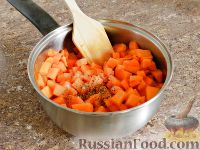 Фото приготовления рецепта: Суп-пюре из тыквы, с беконом и орехами - шаг №6