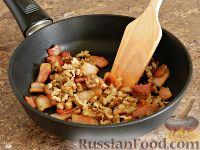 Фото приготовления рецепта: Суп-пюре из тыквы, с беконом и орехами - шаг №12