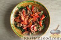 Фото приготовления рецепта: Салат со шпинатом и тунцом - шаг №6