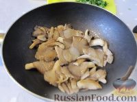 Фото приготовления рецепта: Закуска из жареных грибов - шаг №3