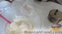 Фото приготовления рецепта: Сметанный кекс с орехами - шаг №2