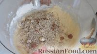 Фото приготовления рецепта: Сметанный кекс с орехами - шаг №3