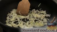 Фото приготовления рецепта: Песочный пирог с грибами и овощами - шаг №8