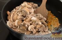 Фото приготовления рецепта: Песочный пирог с грибами и овощами - шаг №10