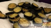 Фото приготовления рецепта: Теплый салат из баклажанов, с соево-медовым соусом - шаг №10