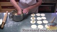 Фото приготовления рецепта: Сырники с ревенем и овсяными хлопьями - шаг №4