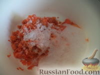 Фото приготовления рецепта: Морковные оладьи с манкой и яблоком - шаг №2