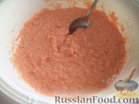 Фото приготовления рецепта: Морковные оладьи с манкой и яблоком - шаг №3