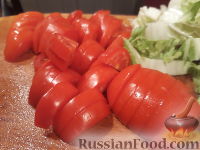 Фото приготовления рецепта: Салат с курицей, помидорами и сыром - шаг №7