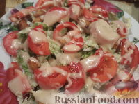 Фото приготовления рецепта: Салат с курицей, помидорами и сыром - шаг №10
