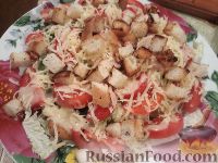 Фото приготовления рецепта: Салат с курицей, помидорами и сыром - шаг №11