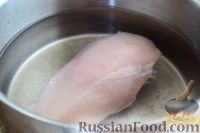 Фото приготовления рецепта: Салат с курицей и ананасом - шаг №2