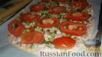 Фото приготовления рецепта: Пицца по-итальянски (с колбасой и маринованными огурцами) - шаг №9