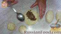 Фото приготовления рецепта: Пирожки из творожного теста (в духовке и на сковороде) - шаг №4