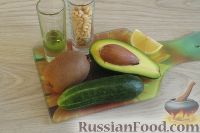 Фото приготовления рецепта: Салат "Кедровая ветка" из огурцов, авокадо и киви - шаг №1