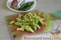 Фото приготовления рецепта: Салат "Кедровая ветка" из огурцов, авокадо и киви - шаг №2