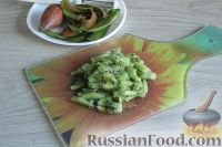 Фото приготовления рецепта: Салат "Кедровая ветка" из огурцов, авокадо и киви - шаг №3