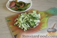 Фото приготовления рецепта: Салат "Кедровая ветка" из огурцов, авокадо и киви - шаг №4