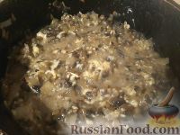 Фото приготовления рецепта: Картофельная запеканка с грибами (в мультиварке) - шаг №6