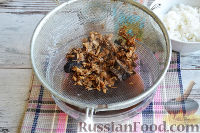 Фото приготовления рецепта: Пирожки с рисом и сушеными грибами - шаг №6
