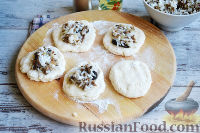 Фото приготовления рецепта: Пирожки с рисом и сушеными грибами - шаг №11