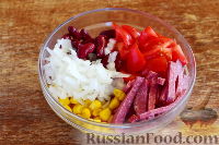Фото приготовления рецепта: Салат с фасолью и колбасой - шаг №6