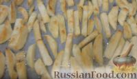 Фото приготовления рецепта: Картофель фри в духовке, со сметанным соусом - шаг №5