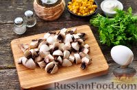 Фото приготовления рецепта: Салат из курицы и грибов - шаг №4