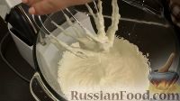 Фото приготовления рецепта: Торт с кокосовым кремом и малиной (без выпечки) - шаг №10
