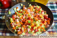 Фото приготовления рецепта: Запеканка с овощами, колбасой и гречневыми хлопьями - шаг №9