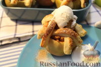 Фото к рецепту: Запечённое яблоко с мёдом и корицей