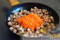 Фото приготовления рецепта: Слоёный салат с рыбными консервами, картофелем, огурцами и яйцами - шаг №5