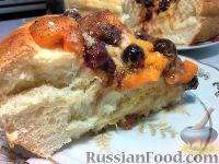Фото к рецепту: Дрожжевой пирог с ягодно-фруктовой начинкой