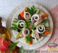 Фото к рецепту: Осенний салат со свеклой и скумбрией