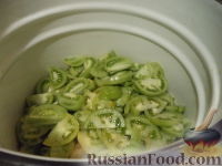 Фото приготовления рецепта: Маринованные зеленые помидоры с перцем и чесноком - шаг №3