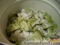 Фото приготовления рецепта: Маринованные зеленые помидоры с перцем и чесноком - шаг №4