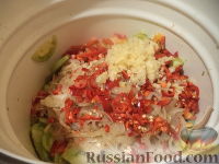 Фото приготовления рецепта: Маринованные зеленые помидоры с перцем и чесноком - шаг №12