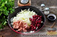 Фото приготовления рецепта: Салат с тунцом и фасолью - шаг №5