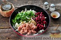 Фото приготовления рецепта: Салат с тунцом и фасолью - шаг №7