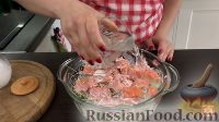 Фото приготовления рецепта: Рисовая лапша с лососем и брокколи - шаг №8
