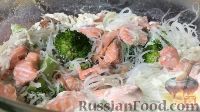 Фото приготовления рецепта: Рисовая лапша с лососем и брокколи - шаг №10