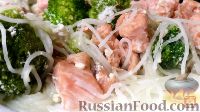 Фото приготовления рецепта: Рисовая лапша с лососем и брокколи - шаг №11