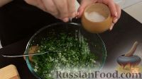 Фото приготовления рецепта: Мясные "кармашки" с луком и зеленью - шаг №7