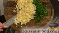 Фото приготовления рецепта: Закусочные оладьи с зеленым луком и яйцом - шаг №6