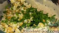 Фото приготовления рецепта: Закусочные оладьи с зеленым луком и яйцом - шаг №7