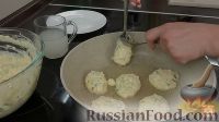 Фото приготовления рецепта: Закусочные оладьи с зеленым луком и яйцом - шаг №8
