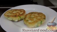 Фото приготовления рецепта: Закусочные оладьи с зеленым луком и яйцом - шаг №10