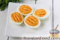 Фото приготовления рецепта: Фаршированные яйца "Тыковки" - шаг №5