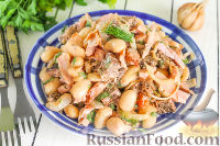 Фото к рецепту: Салат с курицей, фасолью, луком и сухариками