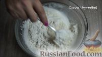 Фото приготовления рецепта: Бисквит из манки с молочной пропиткой - шаг №4